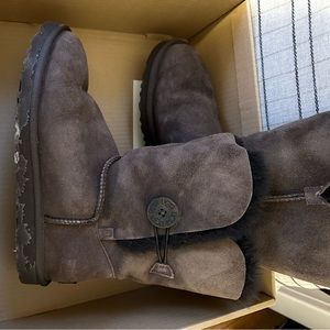 Ugg Bailey Boots, salt marks on the bottom sole part as shown